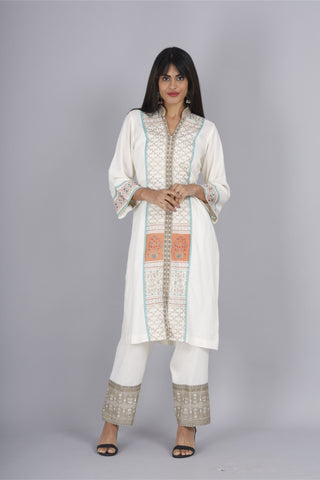 Off-white block print kurti with v-neck and rayon hem pant.
